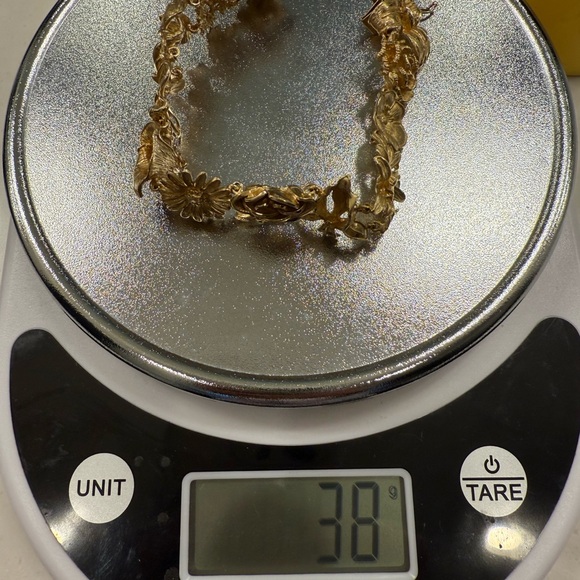 Elegant Gold Floral Bracelet - Picture 7 of 7